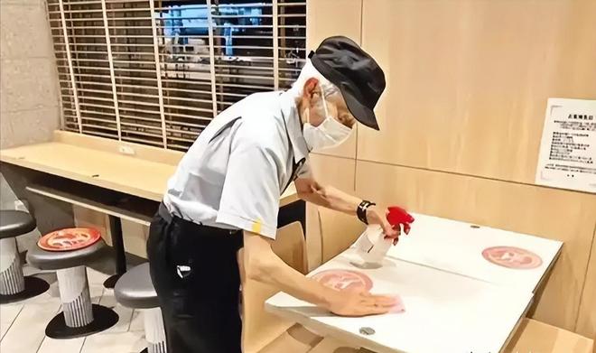 PG电子日本白叟抢着进牢狱养老偷车只为住牢房背后使人震动(图7)